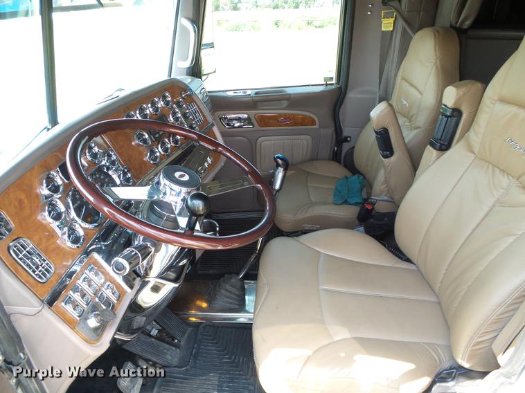 image for item DD5858 2007 Peterbilt 379 semi truck