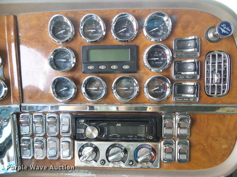 image for item DD5858 2007 Peterbilt 379 semi truck