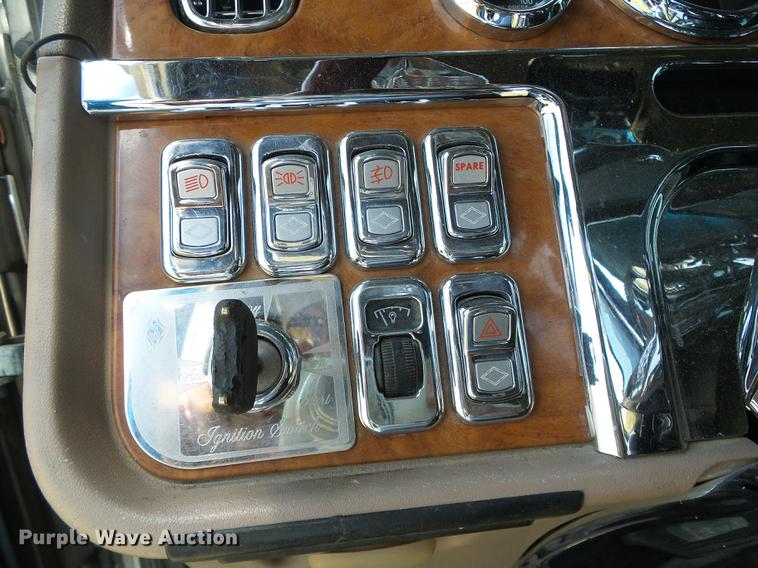 image for item DD5858 2007 Peterbilt 379 semi truck