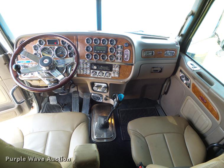 image for item DD5858 2007 Peterbilt 379 semi truck