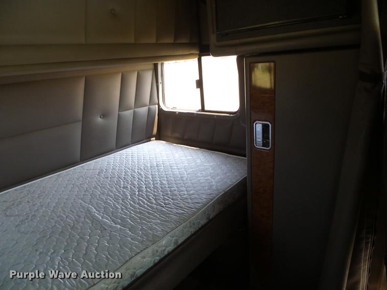 image for item DD5858 2007 Peterbilt 379 semi truck