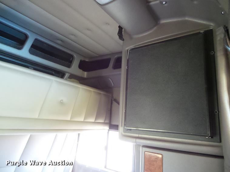 image for item DD5858 2007 Peterbilt 379 semi truck