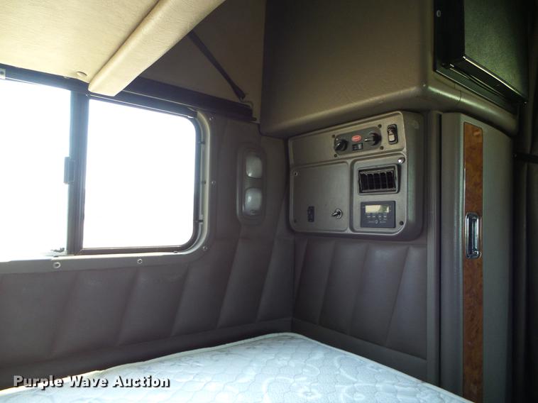 image for item DD5858 2007 Peterbilt 379 semi truck