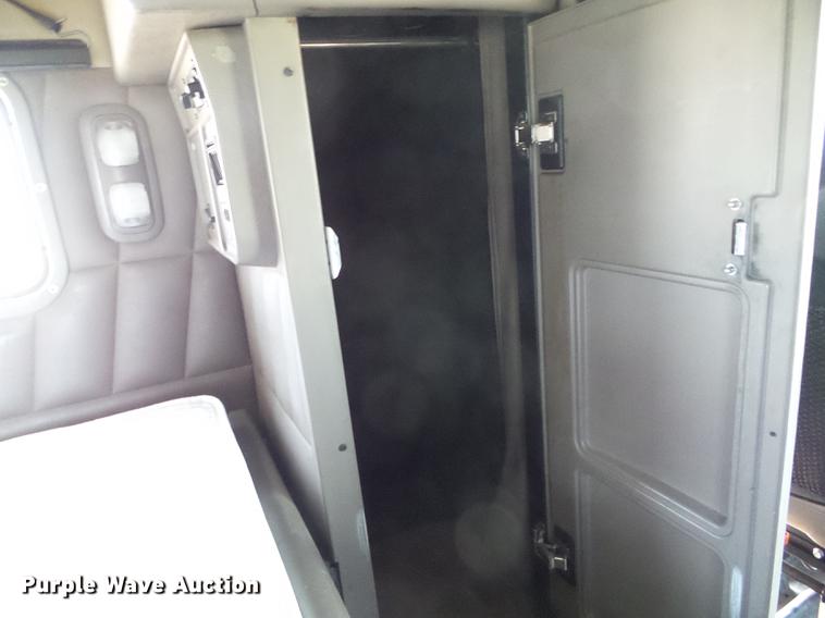 image for item DD5858 2007 Peterbilt 379 semi truck