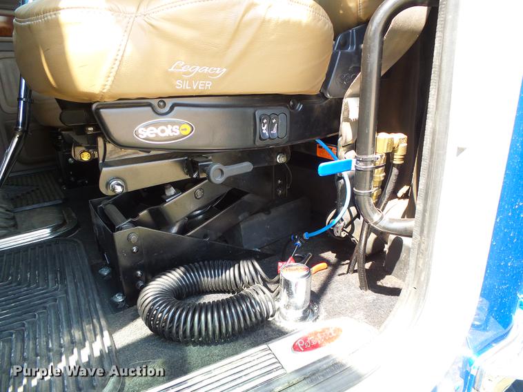 image for item DD5858 2007 Peterbilt 379 semi truck