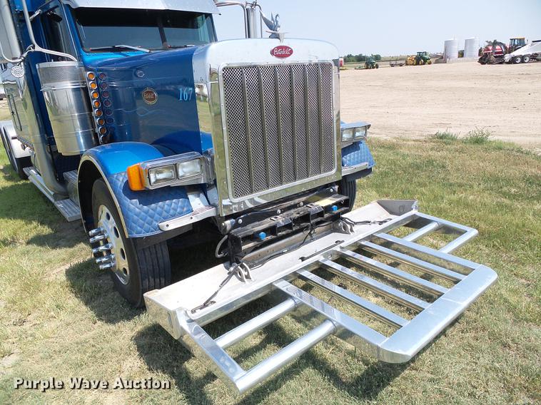 image for item DD5858 2007 Peterbilt 379 semi truck