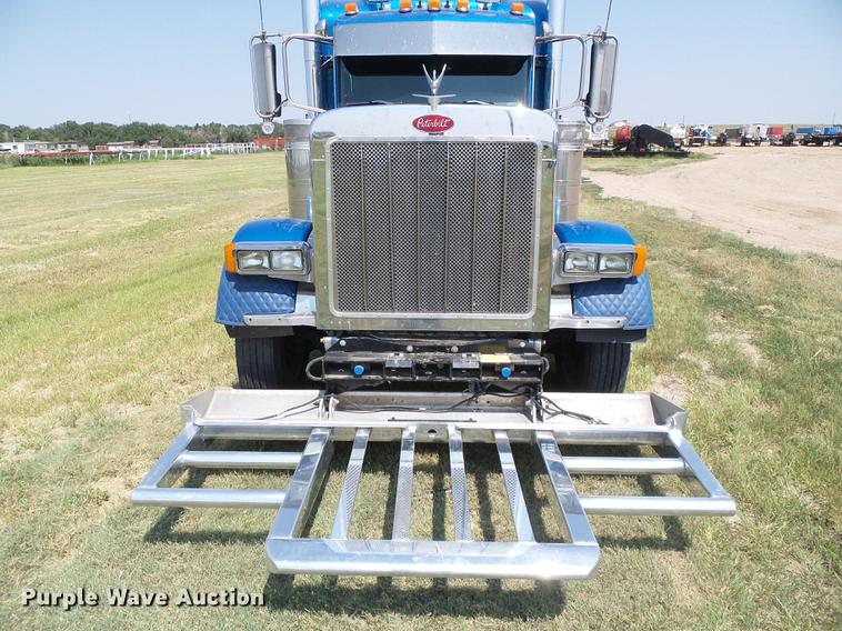 image for item DD5858 2007 Peterbilt 379 semi truck