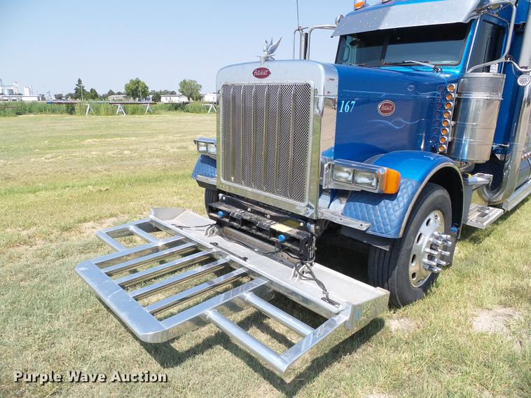 image for item DD5858 2007 Peterbilt 379 semi truck