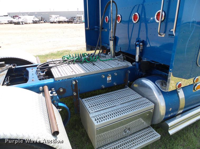 image for item DD5858 2007 Peterbilt 379 semi truck