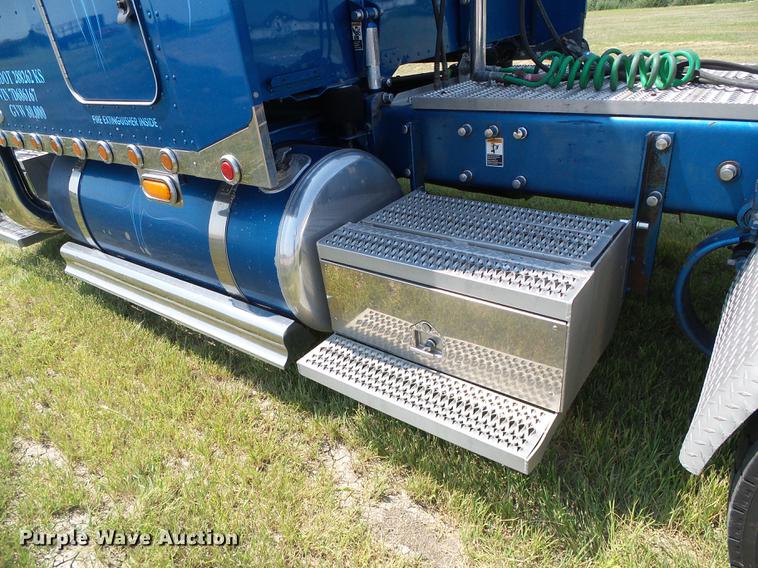 image for item DD5858 2007 Peterbilt 379 semi truck