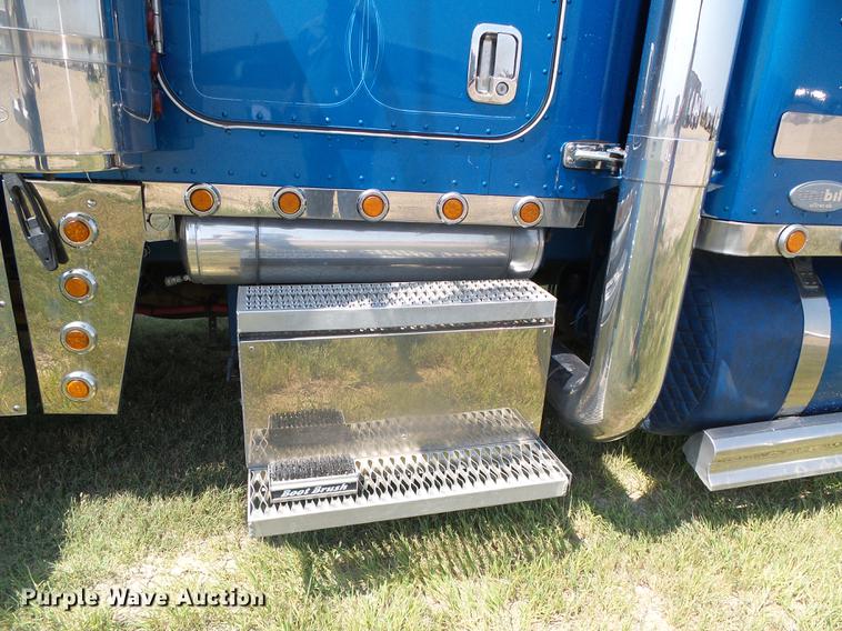 image for item DD5858 2007 Peterbilt 379 semi truck