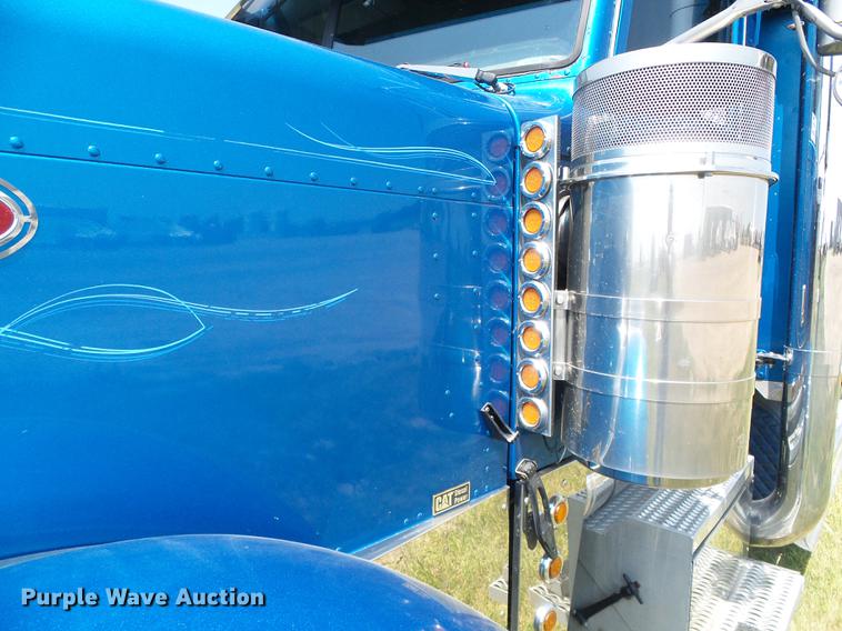 image for item DD5858 2007 Peterbilt 379 semi truck