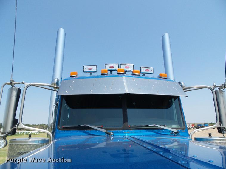 image for item DD5858 2007 Peterbilt 379 semi truck