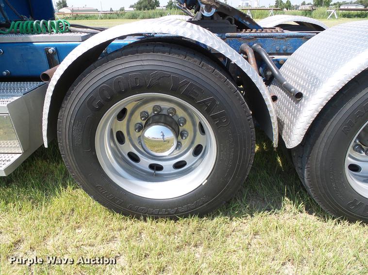 image for item DD5858 2007 Peterbilt 379 semi truck