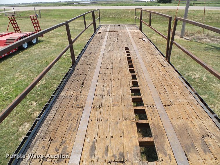 image for item DD5860 1987 Trailmobile flatbed trailer