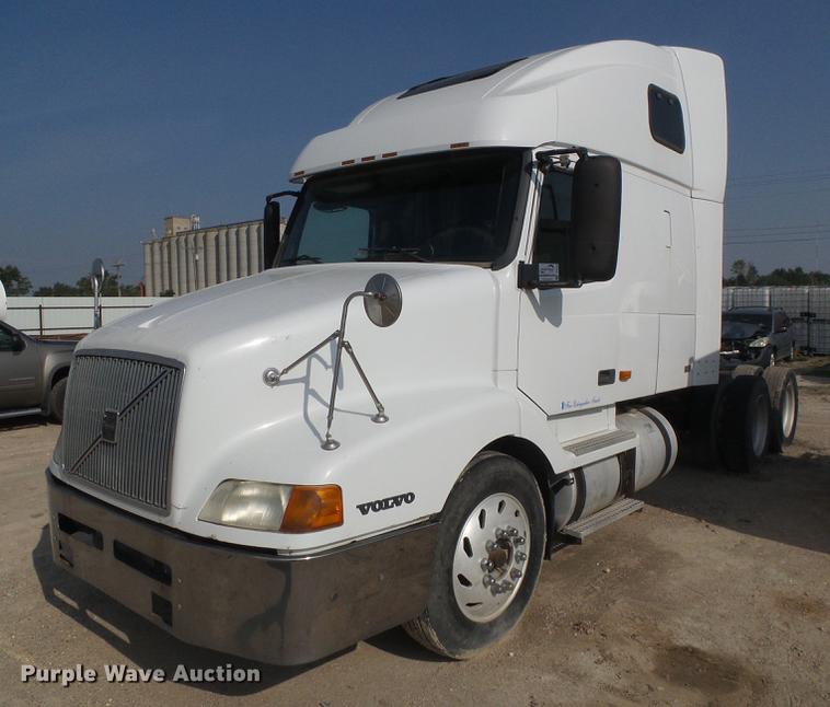 image for item DD5868 2001 Volvo VN semi truck