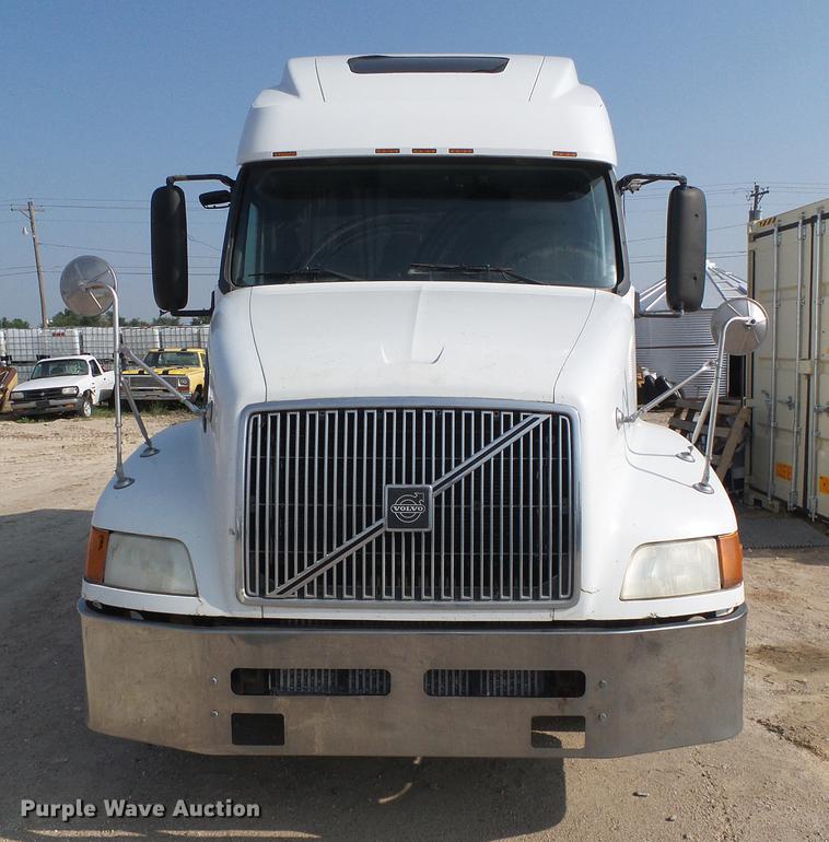 image for item DD5868 2001 Volvo VN semi truck