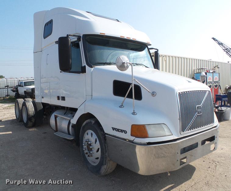 image for item DD5868 2001 Volvo VN semi truck