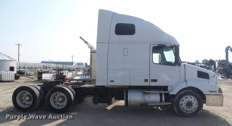 image for item DD5868 2001 Volvo VN semi truck