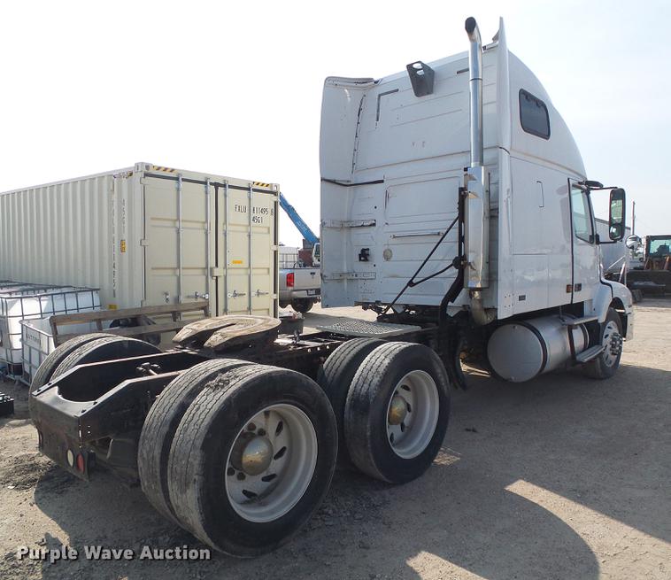 image for item DD5868 2001 Volvo VN semi truck