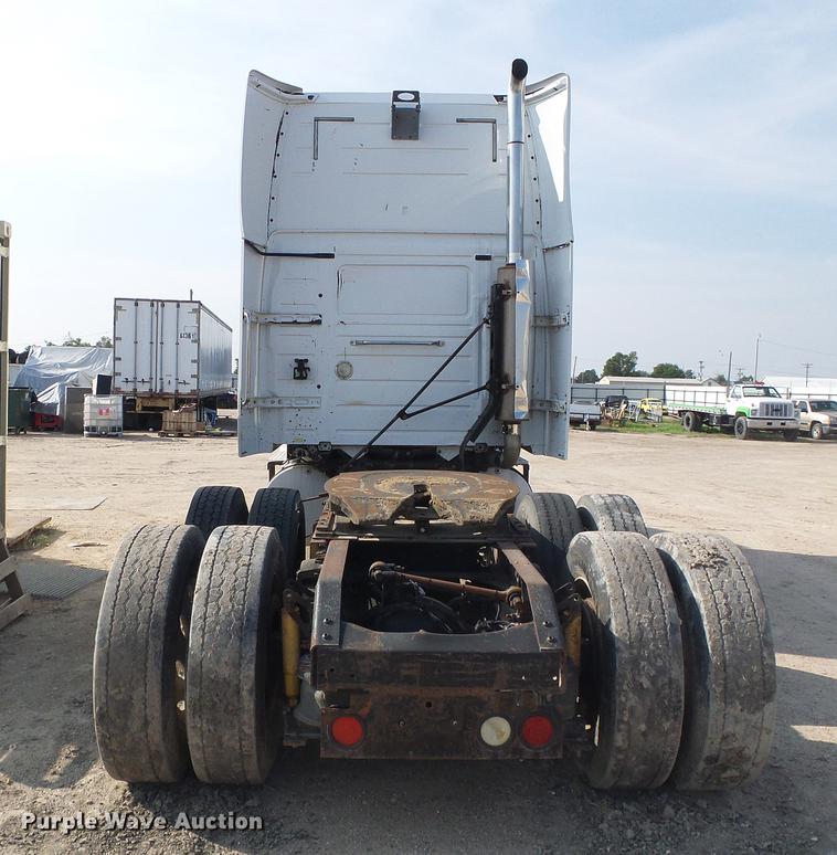 image for item DD5868 2001 Volvo VN semi truck