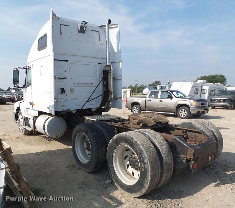 image for item DD5868 2001 Volvo VN semi truck