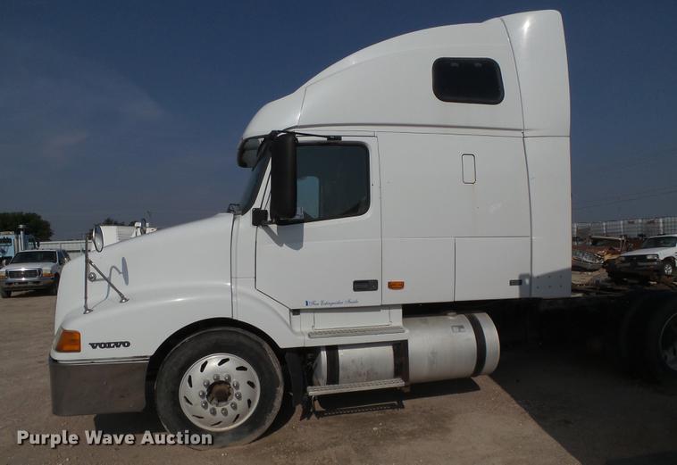 image for item DD5868 2001 Volvo VN semi truck