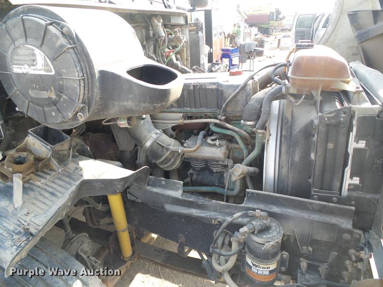 image for item DD5868 2001 Volvo VN semi truck