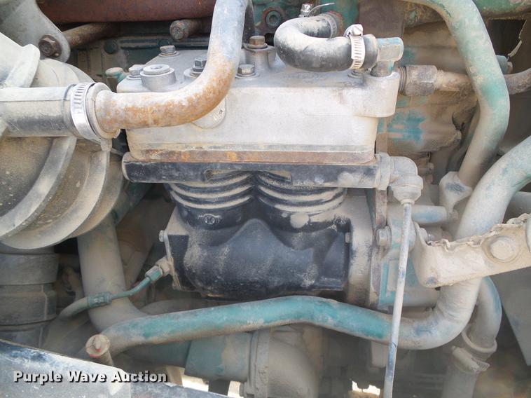 image for item DD5868 2001 Volvo VN semi truck