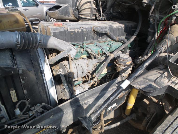 image for item DD5868 2001 Volvo VN semi truck