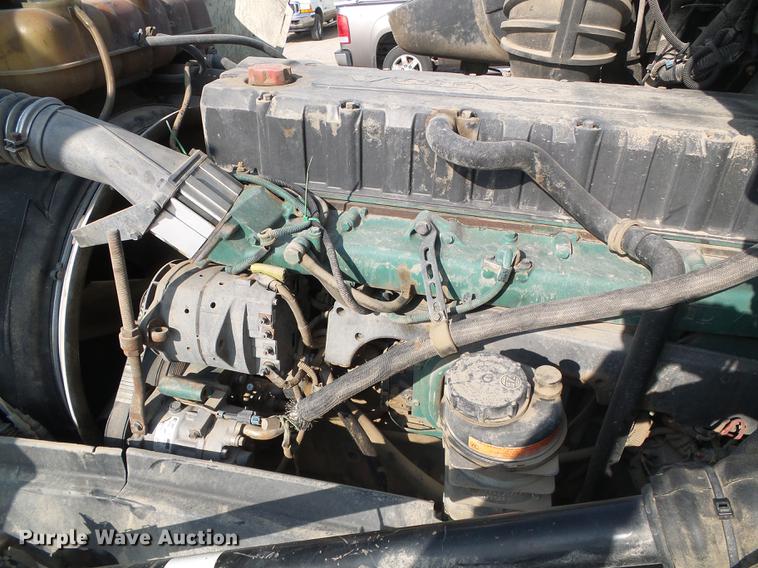 image for item DD5868 2001 Volvo VN semi truck