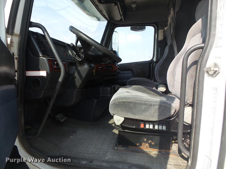 image for item DD5868 2001 Volvo VN semi truck