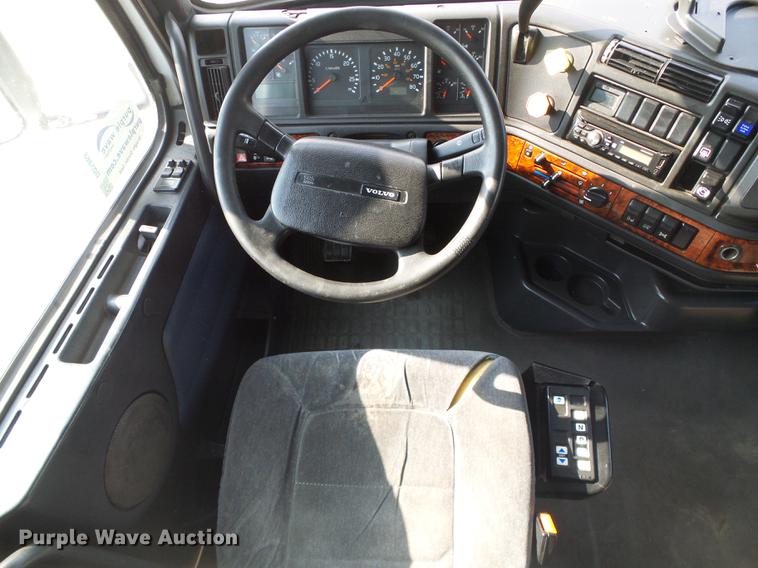 image for item DD5868 2001 Volvo VN semi truck