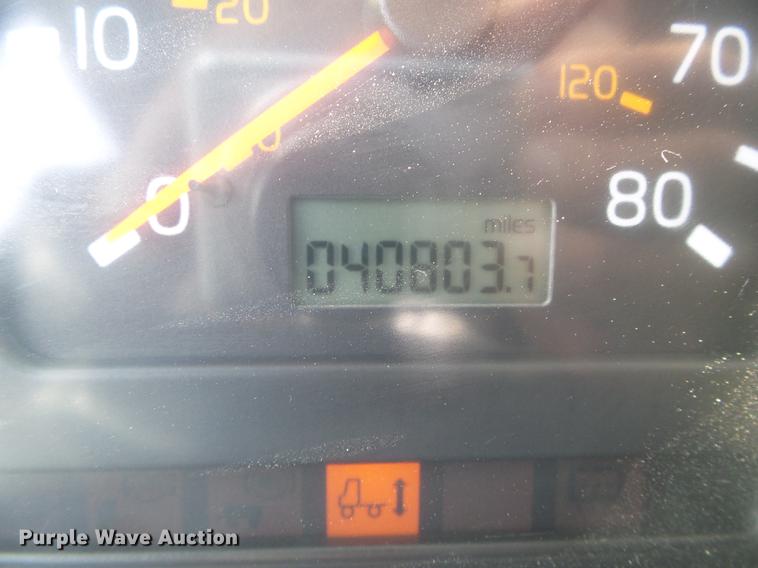 image for item DD5868 2001 Volvo VN semi truck