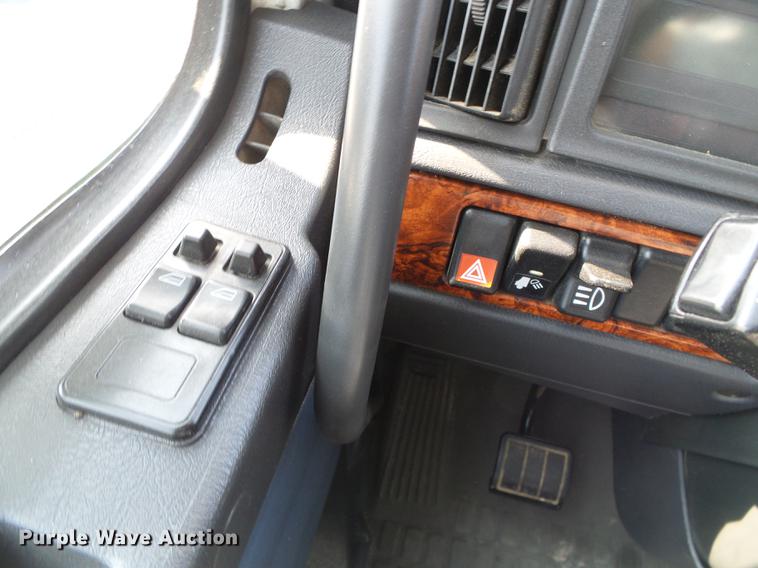 image for item DD5868 2001 Volvo VN semi truck