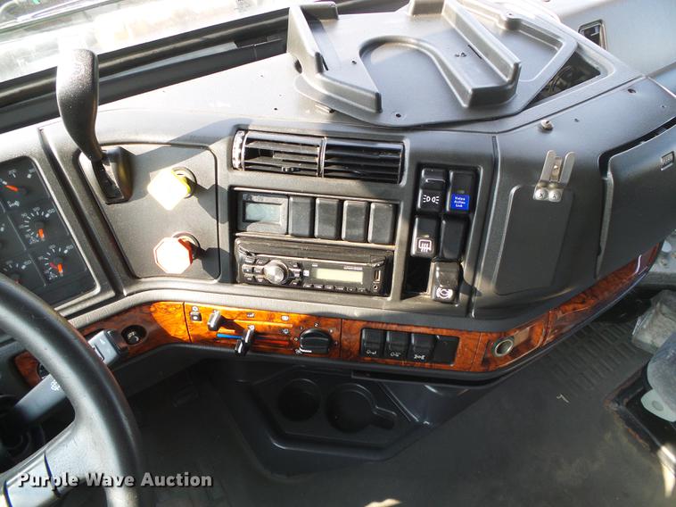 image for item DD5868 2001 Volvo VN semi truck