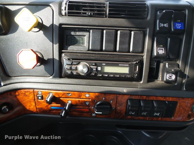 image for item DD5868 2001 Volvo VN semi truck