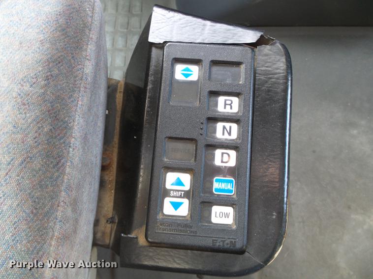 image for item DD5868 2001 Volvo VN semi truck