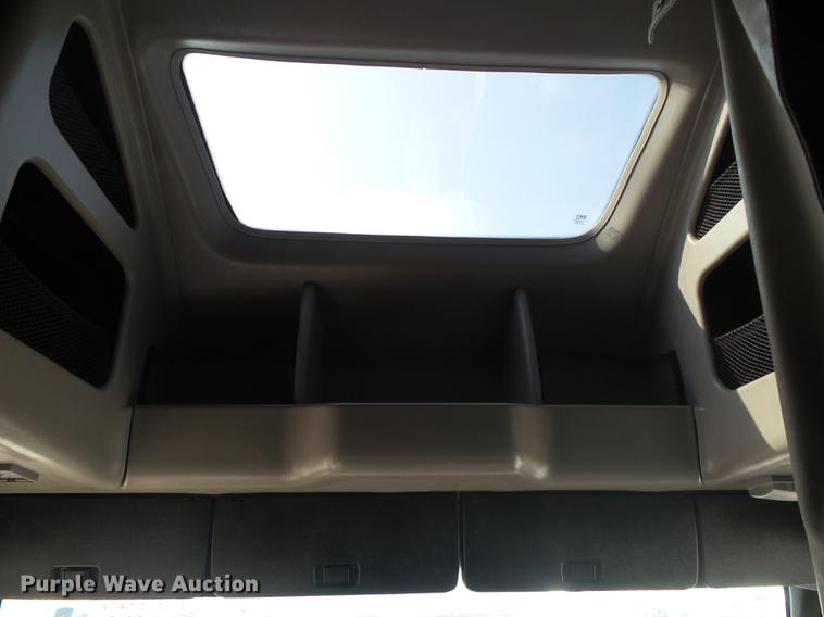 image for item DD5868 2001 Volvo VN semi truck