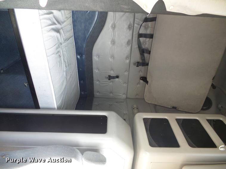 image for item DD5868 2001 Volvo VN semi truck