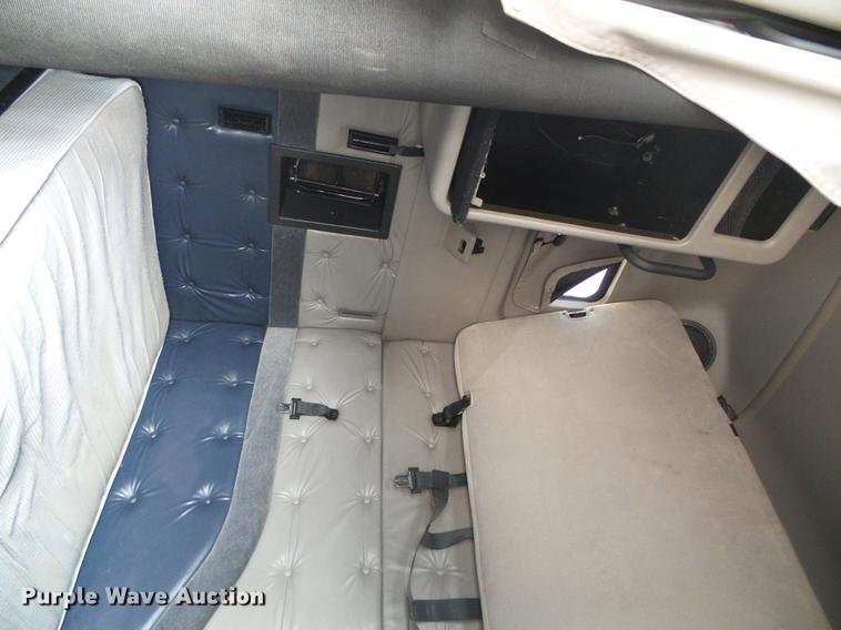 image for item DD5868 2001 Volvo VN semi truck