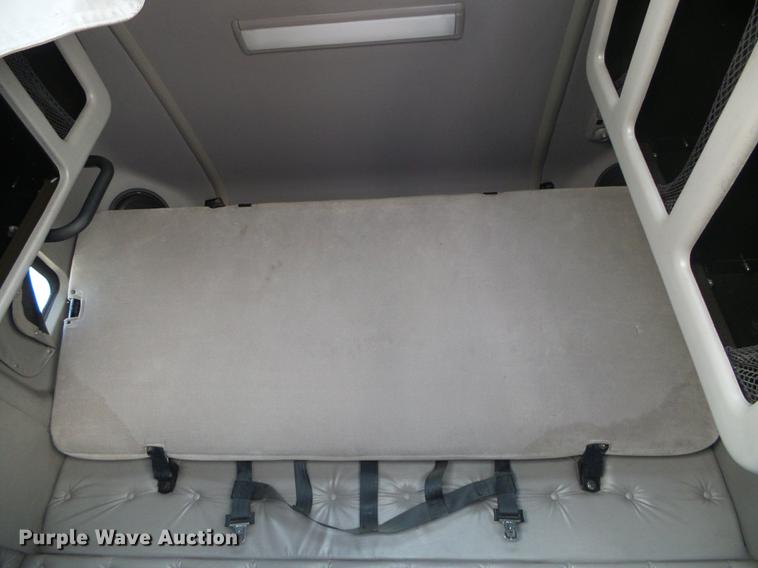 image for item DD5868 2001 Volvo VN semi truck