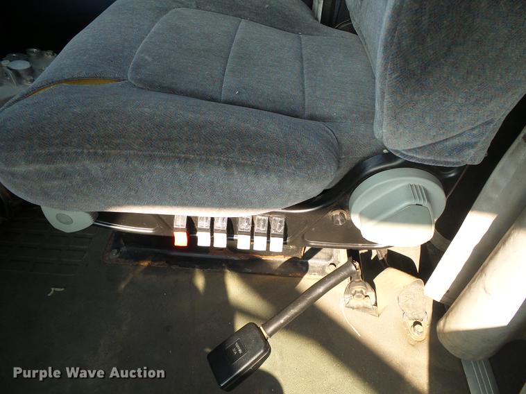 image for item DD5868 2001 Volvo VN semi truck