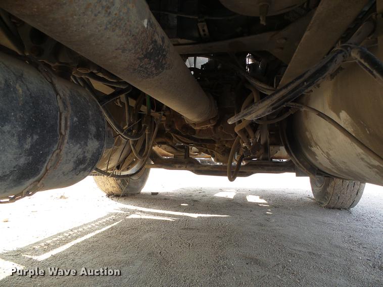 image for item DD5868 2001 Volvo VN semi truck