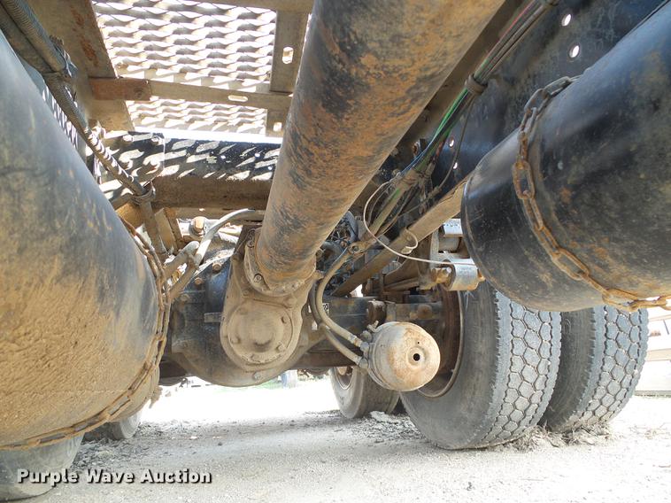 image for item DD5868 2001 Volvo VN semi truck