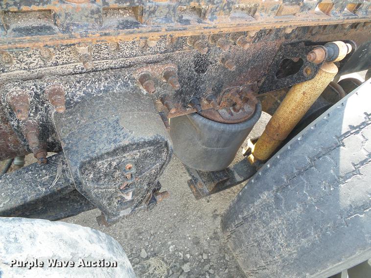 image for item DD5868 2001 Volvo VN semi truck