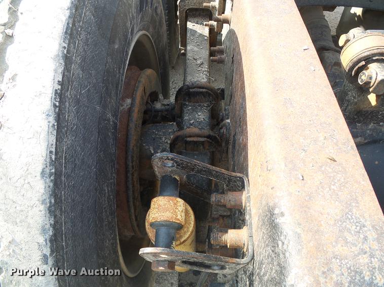 image for item DD5868 2001 Volvo VN semi truck