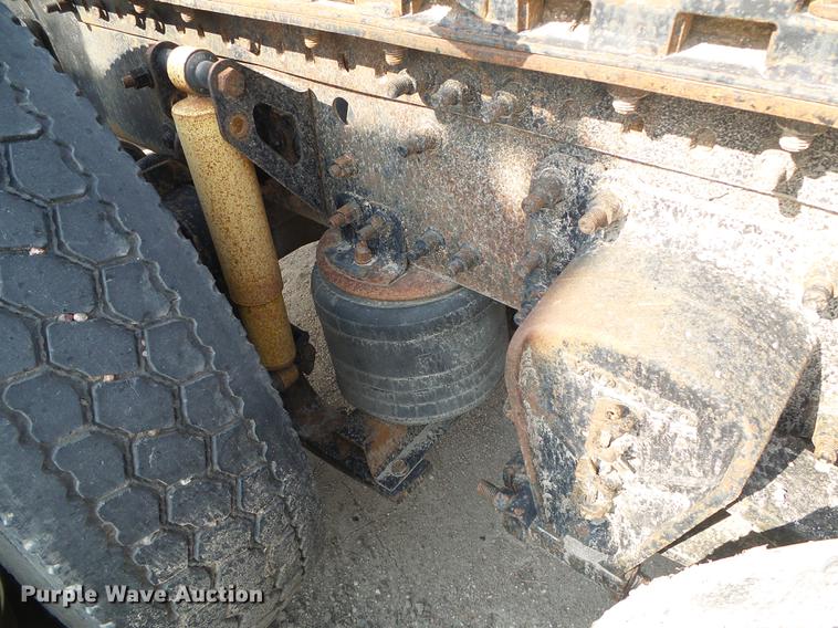 image for item DD5868 2001 Volvo VN semi truck