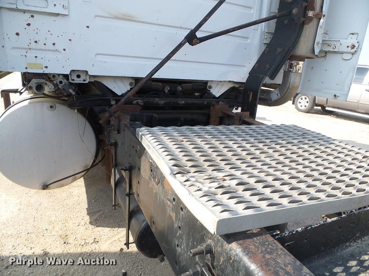 image for item DD5868 2001 Volvo VN semi truck