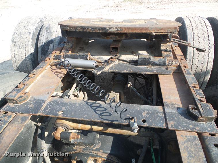 image for item DD5868 2001 Volvo VN semi truck